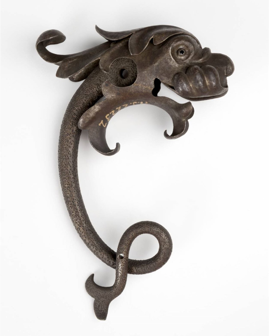 MAK Archivbild 49: Beschlag, Eisen geschwärzt, HxB 16x13,5 cm, 1867 bis 1900