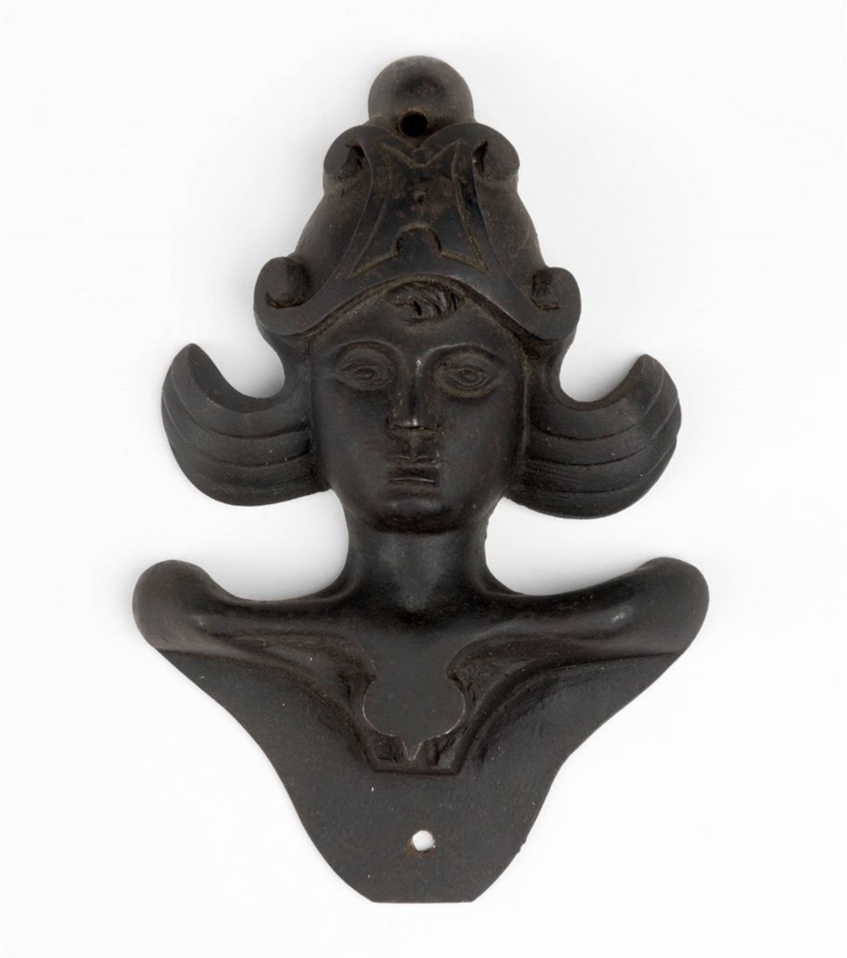 MAK Archivbild 51: Beschlag, Eisen geschwärzt, HxB 11,5x7,8 cm, 1867 bis 1900