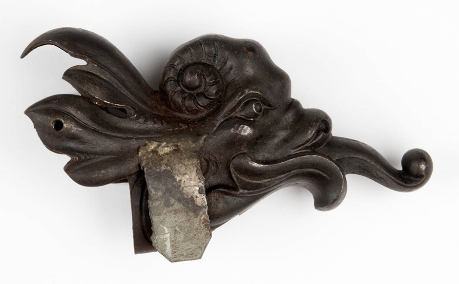 MAK Archivbild 53: Beschlag "Groteske", Eisen geschwärzt, HxB 6,3x11,5 cm, 1867 bis 1900