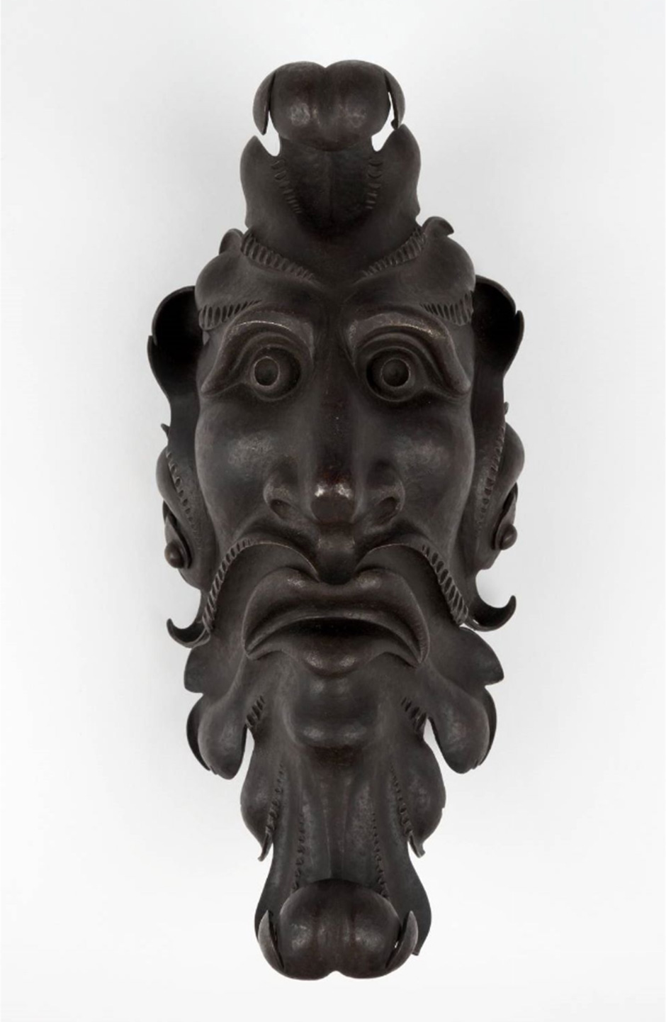 MAK Archivbild 55: Beschlag "Groteske", Eisen geschwärzt, HxB 21,5x10,3 cm, 1867 bis 1900