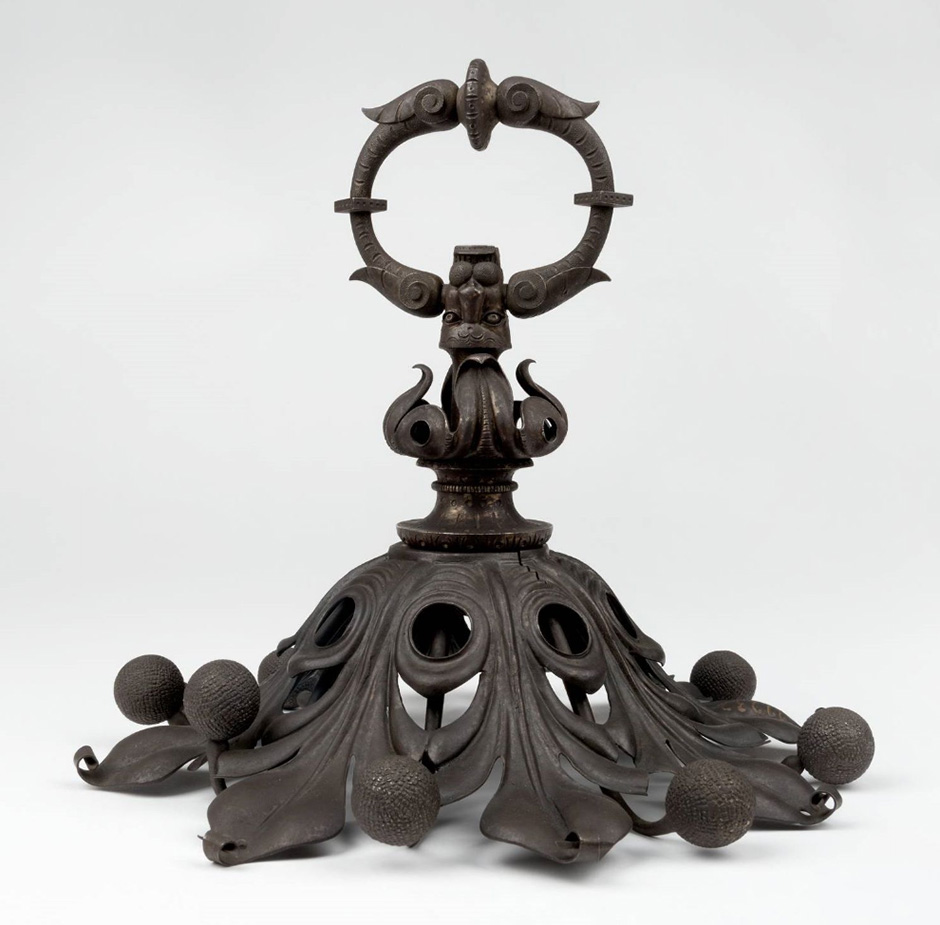 MAK Archivbild 56: Rosette mit Türring, Eisen geschwärzt, HxB 26x28,5 cm, 1867 bis 1900