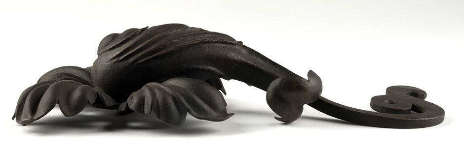 MAK Archivbild 58: Zierstück, Blüte, Eisen geschwärzt, HxB 28x14 cm, 1867 bis 1900