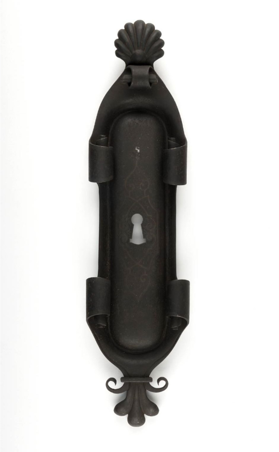 MAK Archivbild 62: Beschlag, Schlüsselschild, Eisen geschwärzt, HxB 36,3x8,5 cm, 1867 bis 1900