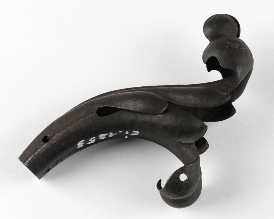 MAK Archivbild 71: Beschlag, Eisen geschwärzt, HxB 13,5x10,5 cm, 1867 bis 1900