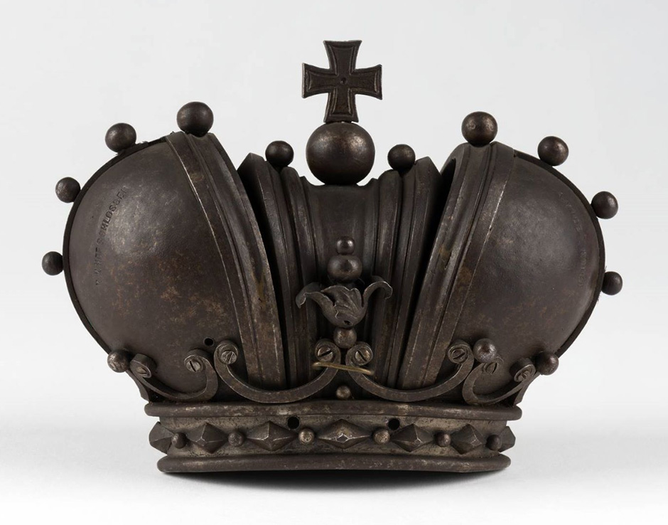 MAK Archivbild 72: Krone, Eisen geschwärzt, HxBxT 14x19x9 cm, 1891 bis 1900