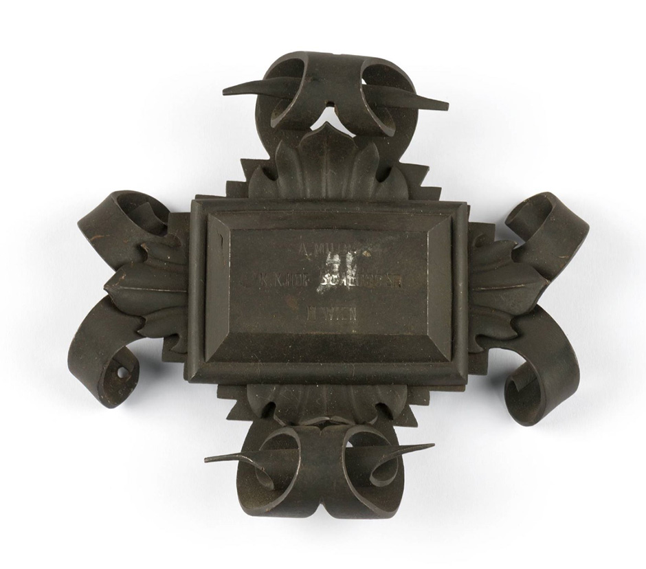 MAK Archivbild 74: Beschlag, Eisen geschwärzt, HxB 12x13 cm, 1891 bis 1900