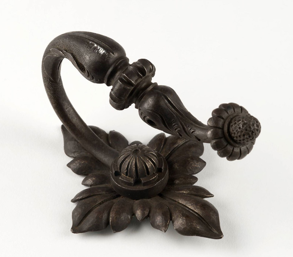 MAK Archivbild 75: Beschlag, Eisen geschwärzt, HxB 12x8 cm, 1867 bis 1900