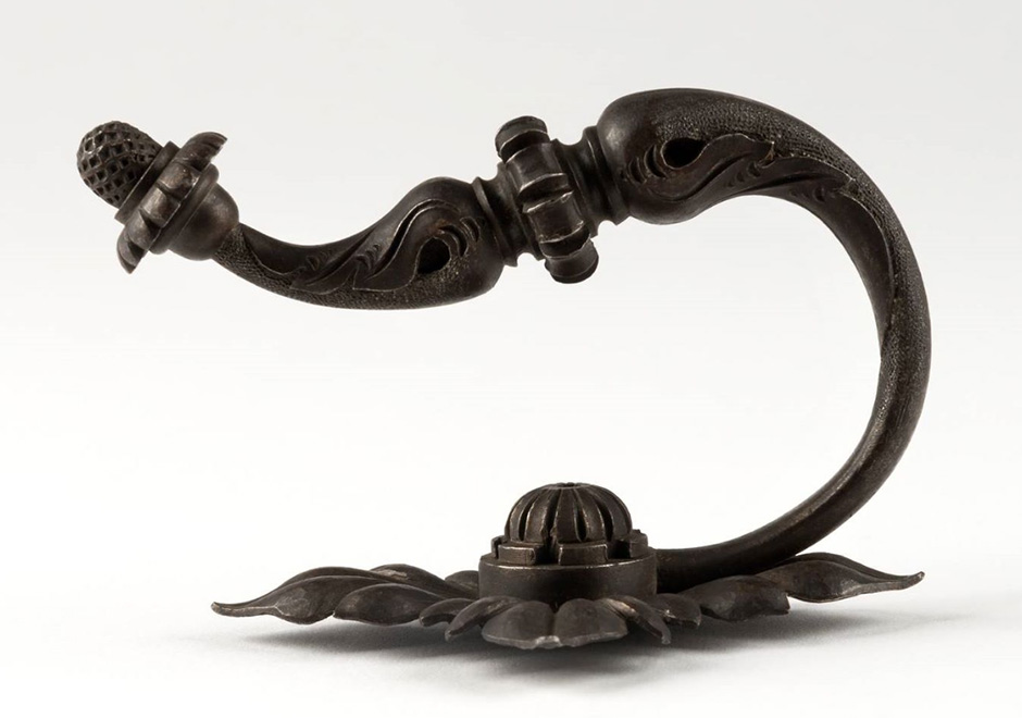 MAK Archivbild 75: Beschlag, Eisen geschwärzt, HxB 12x8 cm, 1867 bis 1900