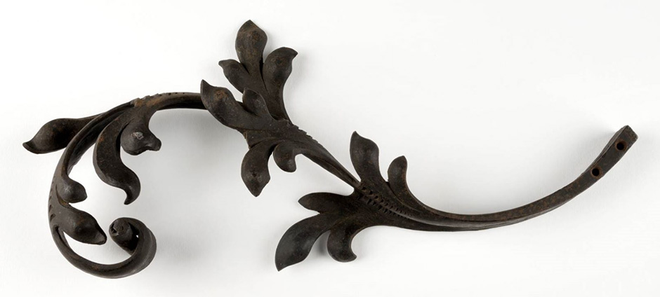 MAK Archivbild 76: Beschlag, Eisen geschwärzt, HxB 26,5x11,7 cm, 1867 bis 1900
