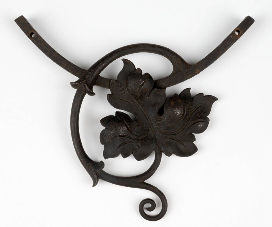 MAK Archivbild 79: Beschlag, Eisen geschwärzt, HxB 16x14 cm, 1867 bis 1900