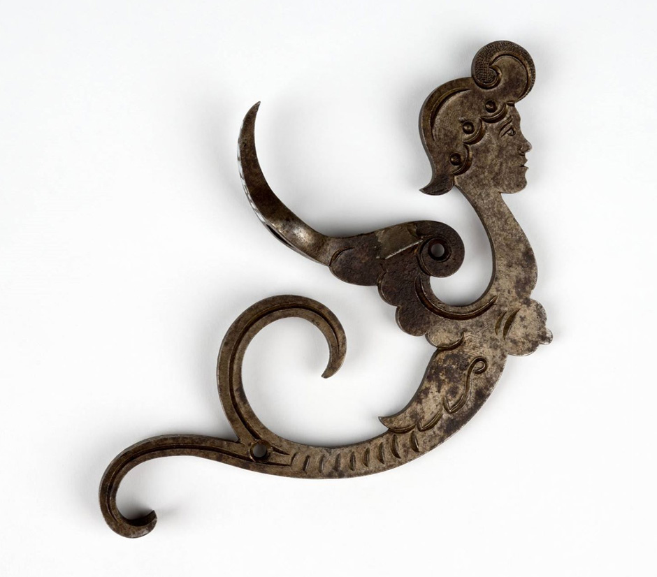 MAK Archivbild 85: Beschlag, Eisen geschwärzt, HxB 16,8x10,2 cm, 1867 bis 1900
