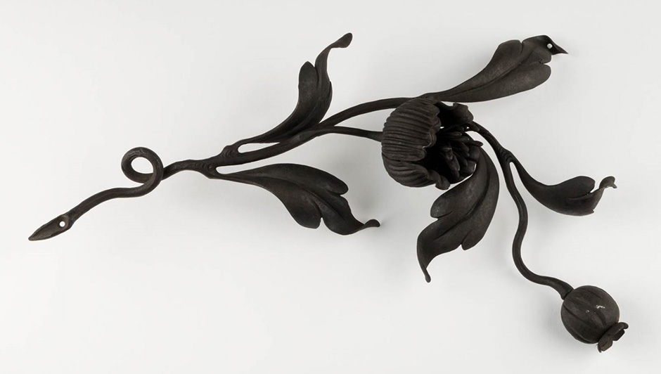 MAK Archivbild 87: Zierstück Mohnblume, Eisen geschwärzt, HxB 38x22 cm, 1867 bis 1900