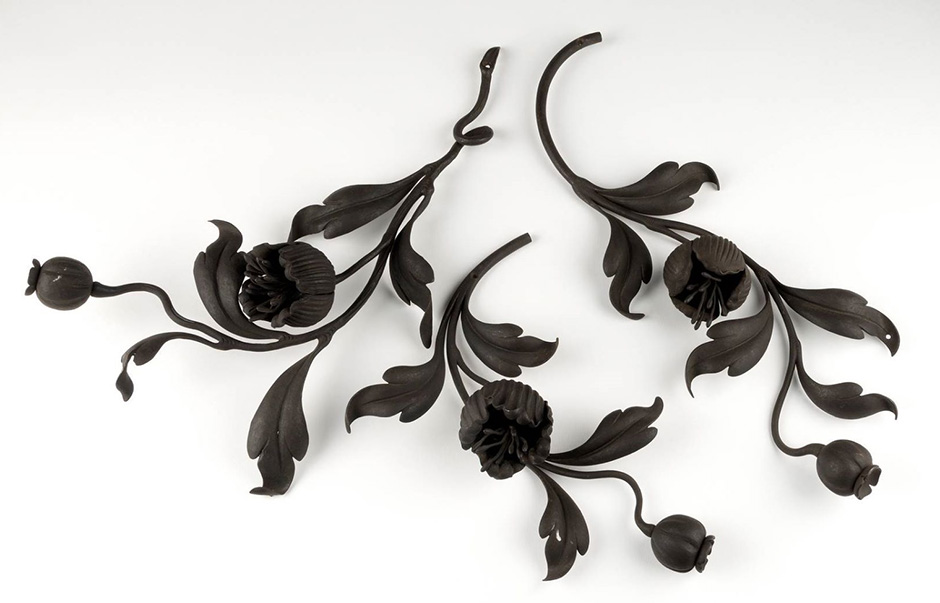MAK Archivbild 87: Zierstück Mohnblume, Eisen geschwärzt, HxB 38x22 cm, 1867 bis 1900