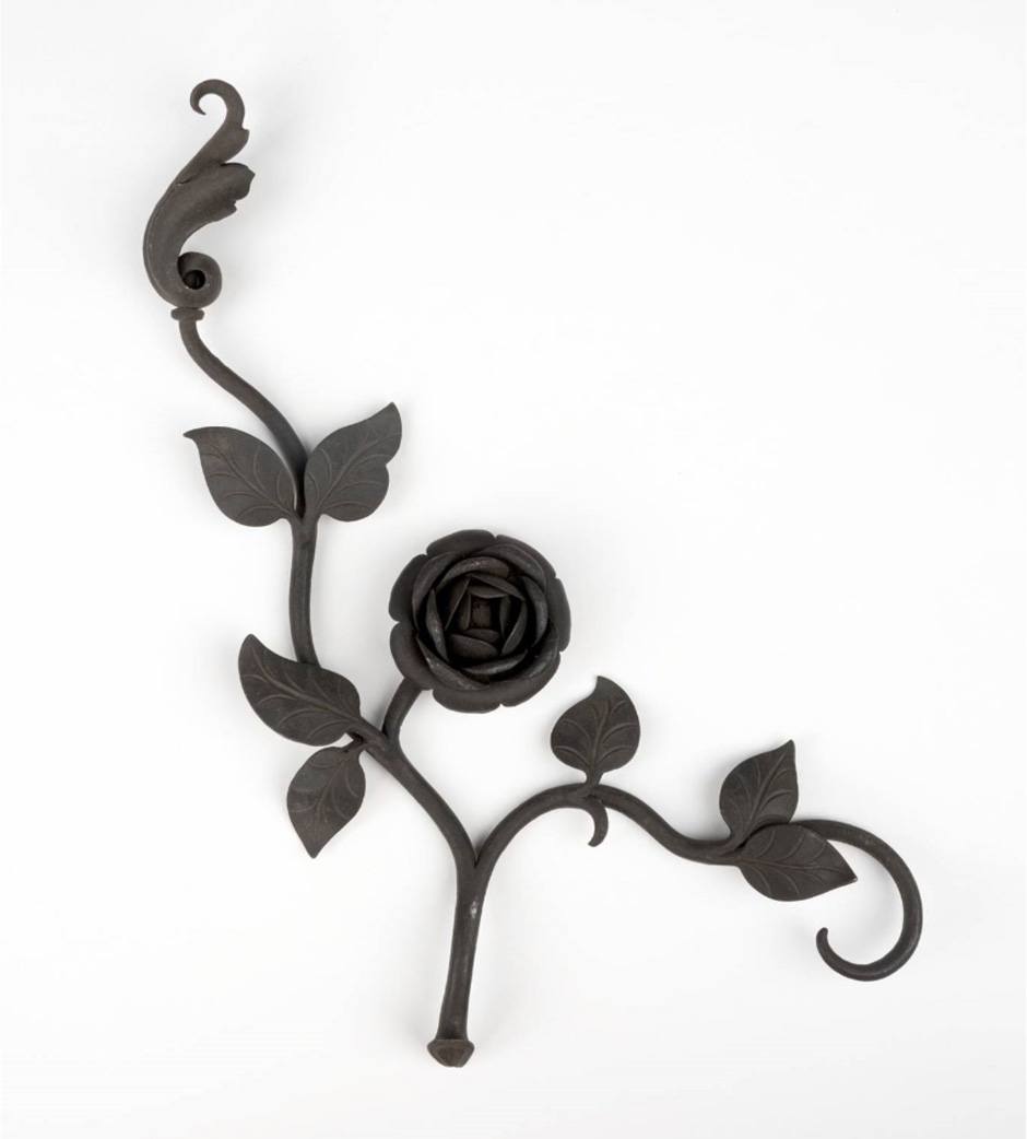 MAK Archivbild 93: Zierstück Zweig mit Rose, Eisen geschwärzt, HxB 25x12,5 cm, 1867 bis 1900