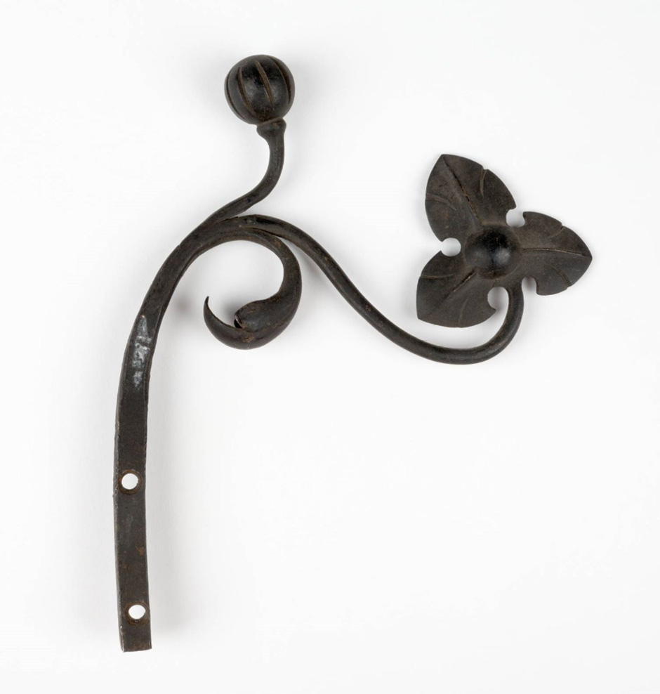MAK Archivbild 99: Zierstück Zweig mit Blüte und Frucht, Eisen geschwärzt, HxB 13x8 cm, 1867 bis 1900