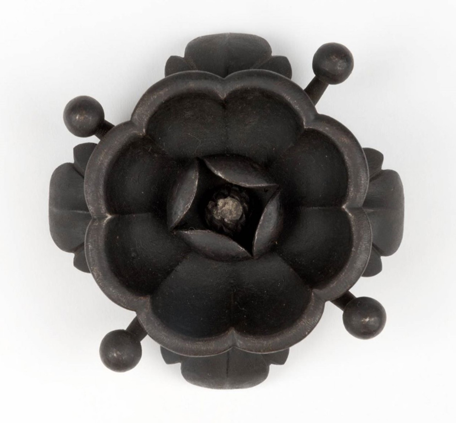 MAK Archivbild 101: Zierstück Blüte, Eisen geschwärzt, HxB 2,5x8 cm, 1867 bis 1900