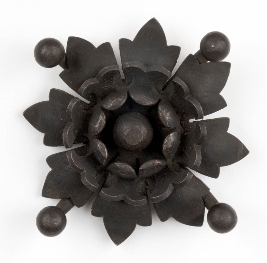 MAK Archivbild 102: Zierstück Blüte, Eisen geschwärzt, HxB 2,5x7,5 cm, 1867 bis 1900