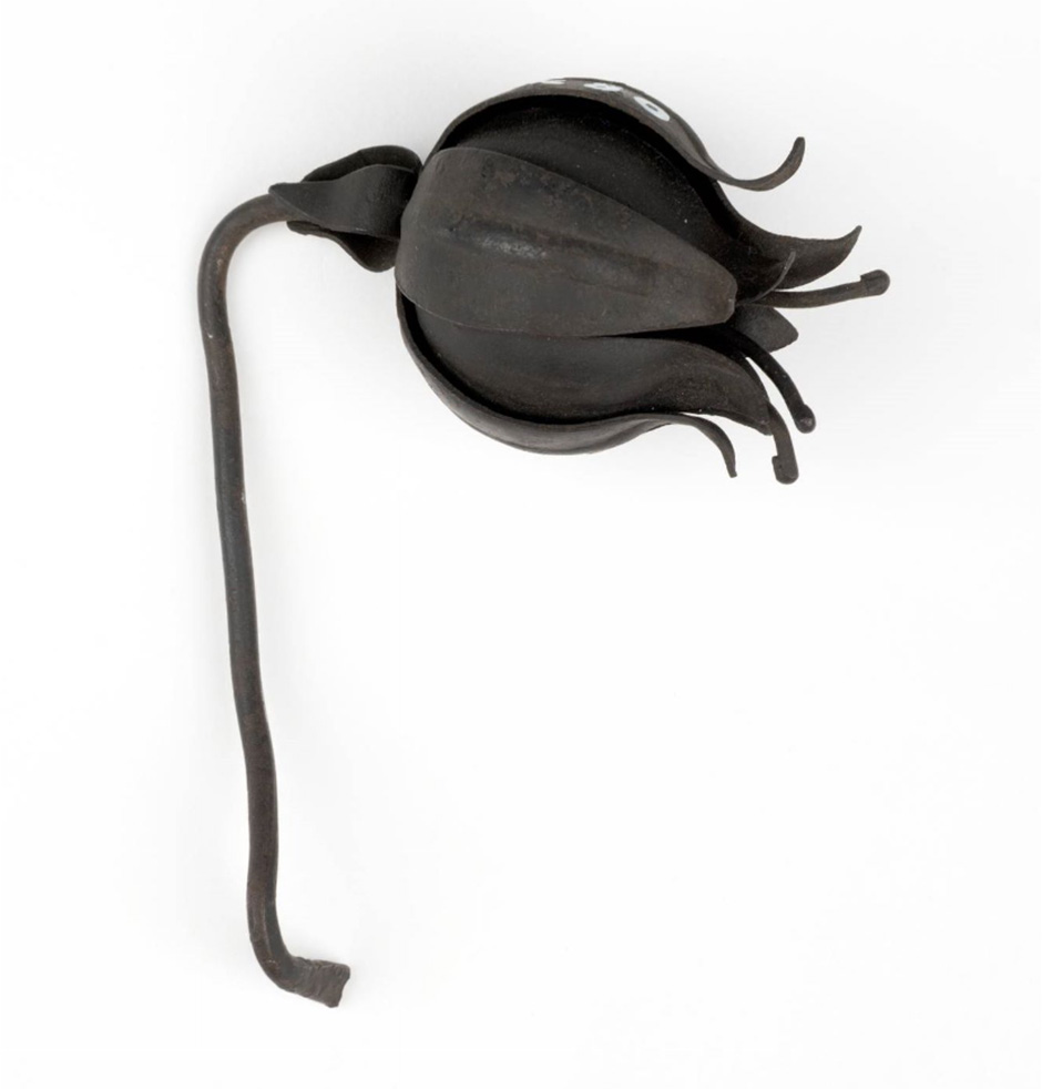 MAK Archivbild 104: Zierstück Blüte, Eisen geschwärzt, HxB 10,5x4 cm, 1867 bis 1900