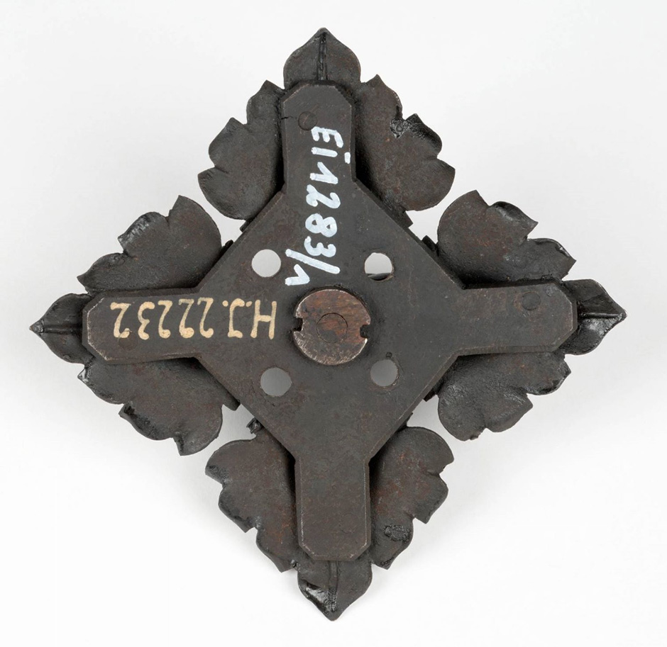 MAK Archivbild 107: Beschlag, Eisen geschwärzt, HxB 5x9,3 cm, 1867 bis 1900