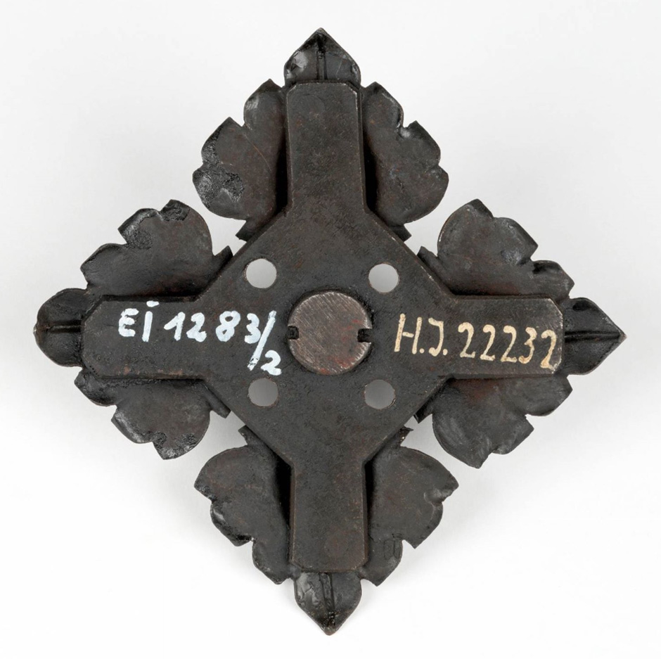 MAK Archivbild 108: Beschlag, Eisen geschwärzt, HxB 5x9,3 cm, 1867 bis 1900