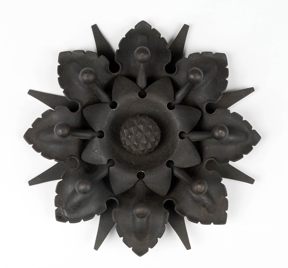 MAK Archivbild 112: Zierstück Fantasieblume, Eisen geschwärzt, HxB 5x17,6 cm, 1867 bis 1900