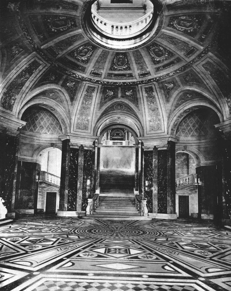 Archivbild 2: Das Oktagon der Vorhalle mit der Durchsicht auf das Treppenhaus.