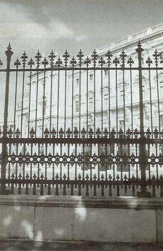 The fence around Volks- and Burggarten