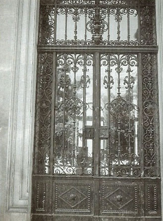 Albert Milde’s lattice gate of the University’s side entrance