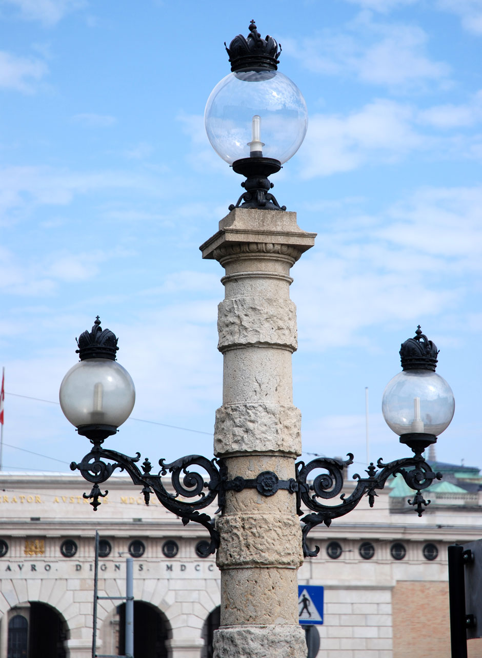 Maria-Theresien-Platz, schmiedeeiserner Steinkandelaber mit zweiarmigen schmiedeeisernen Gaskandelaber und schmiedeeisernen Kronen