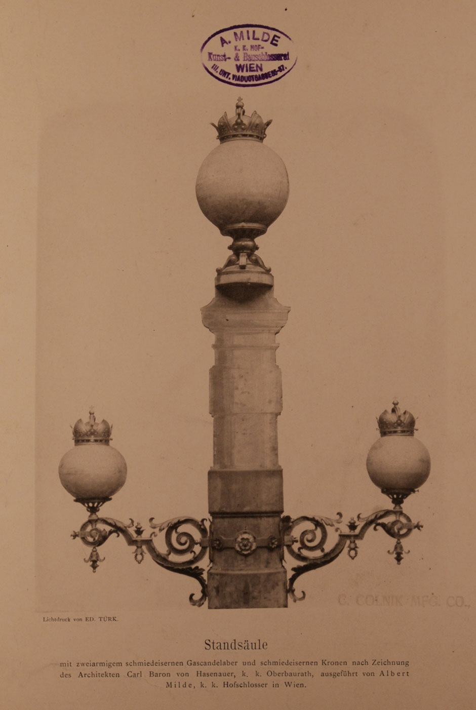 Archivbild: Maria-Theresien-Platz, schmiedeeiserner Steinkandelaber mit zweiarmigen schmiedeeisernen Gaskandelaber und schmiedeeisernen Kronen