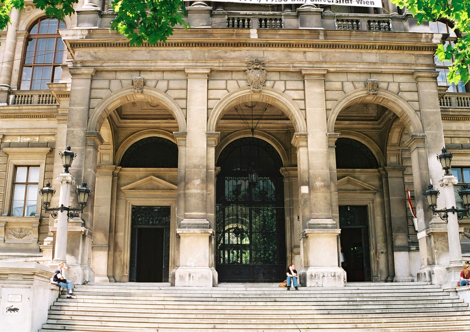 Wiener Universität, Haupteingang mit den drei Gittertore