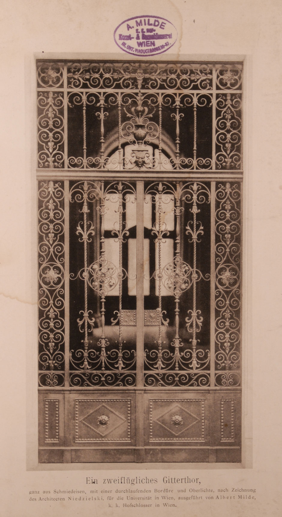 Archivbild: Wiener Universität, schmiedeeisernes zweiflügeliges Neben-Gittertor mit einer durchlaufenden Bordüre und Oberlichte